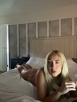 Snapshot of emilyhugesxo chatting on 09.16.25 emilyhugesxo online show from 09.16.25