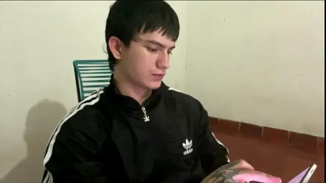 Snapshot of ErickWalton chatting on 10.02.25 ErickWalton online show from 10.02.25