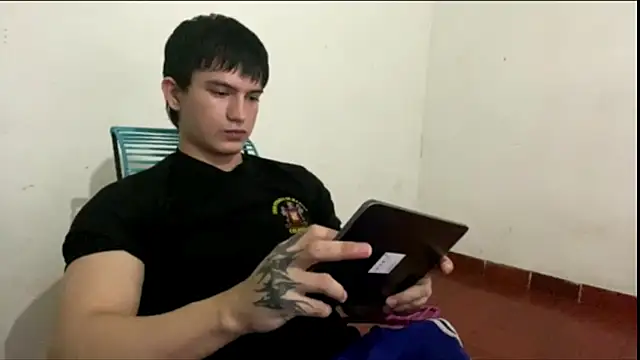 Snapshot of ErickWalton chatting on 10.04.25 ErickWalton online show from 10.04.25