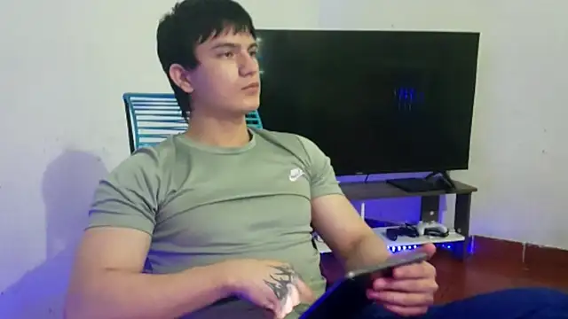 Snapshot of ErickWalton chatting on 10.22.25 ErickWalton online show from 10.22.25