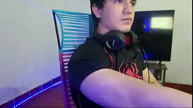 Snapshot of ErickWalton chatting on 10.26.25 ErickWalton online show from 10.26.25