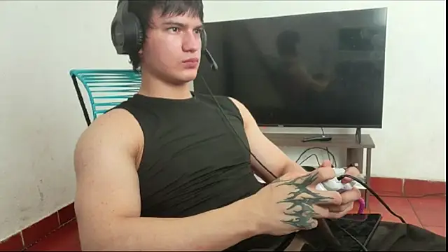 Snapshot of ErickWalton chatting on 10.26.25 ErickWalton online show from 10.26.25