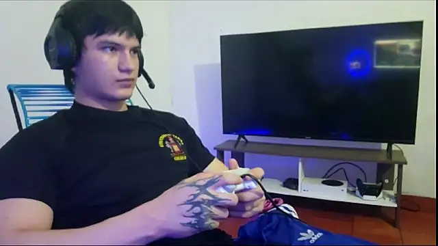 Snapshot of ErickWalton chatting on 10.28.25 ErickWalton online show from 10.28.25