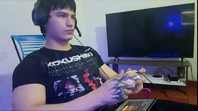 Snapshot of ErickWalton chatting on 10.29.25 ErickWalton online show from 10.29.25