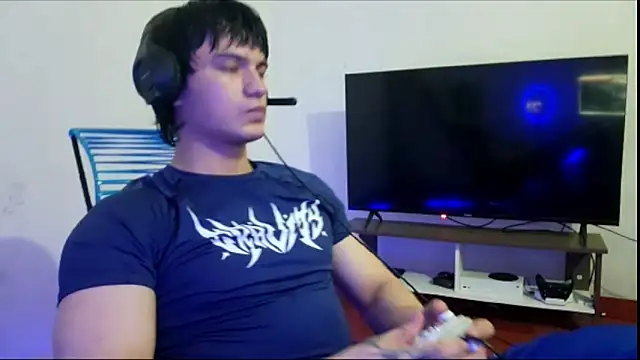 Snapshot of ErickWalton chatting on 10.30.25 ErickWalton online show from 10.30.25