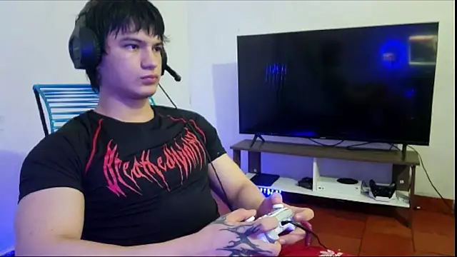 Snapshot of ErickWalton chatting on 10.31.25 ErickWalton online show from 10.31.25