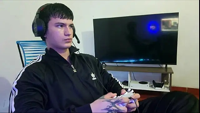 Snapshot of ErickWalton chatting on 11.05.25 ErickWalton online show from 11.05.25