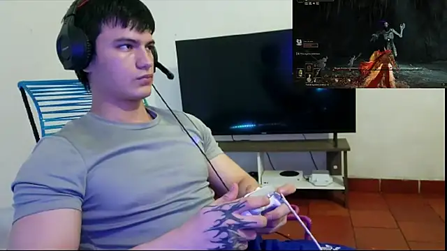 Snapshot of ErickWalton chatting on 11.06.25 ErickWalton online show from 11.06.25