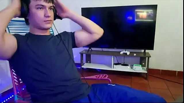 Snapshot of ErickWalton chatting on 11.08.25 ErickWalton online show from 11.08.25