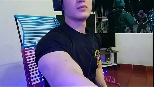 Snapshot of ErickWalton chatting on 11.11.25 ErickWalton online show from 11.11.25