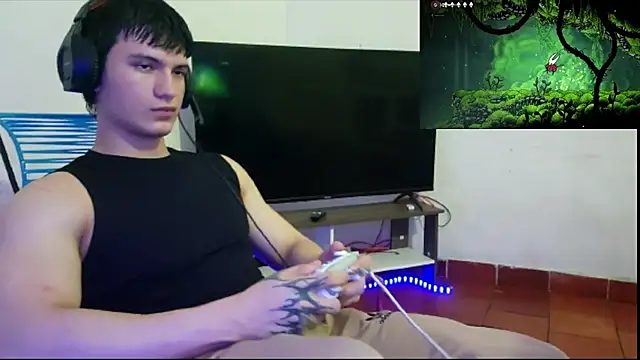 Snapshot of ErickWalton chatting on 11.12.25 ErickWalton online show from 11.12.25