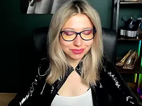 Snapshot of loveHeidi chatting on 06.15.26 loveHeidi online show from 06.15.26