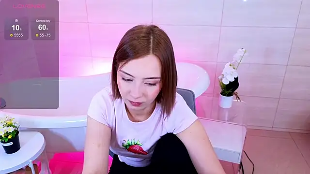 Snapshot of LumMina chatting on 10.05.25 LumMina online show from 10.05.25