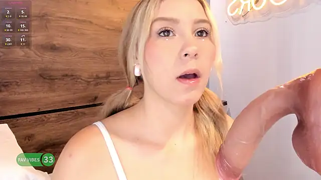 Snapshot of alyamonroe chatting on 10.23.25 alyamonroe online show from 10.23.25