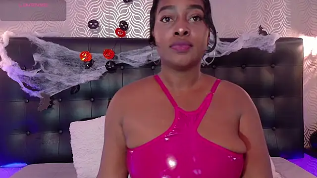 Snapshot of NaiaraMasson_ chatting on 10.18.25 NaiaraMasson online show from 10.18.25