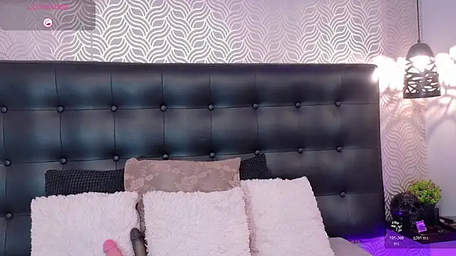 Snapshot of NaiaraMasson_ chatting on 11.05.25 NaiaraMasson online show from 11.05.25