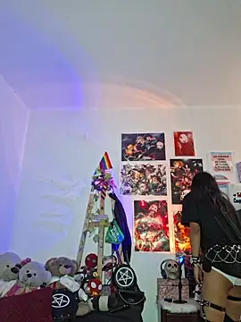 Snapshot of carolinerue chatting on 10.11.25 carolinerue online show from 10.11.25