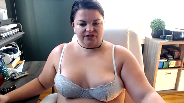 Snapshot of PlayWithBrittany chatting on 09.28.25 PlayWithBrittany online show from 09.28.25