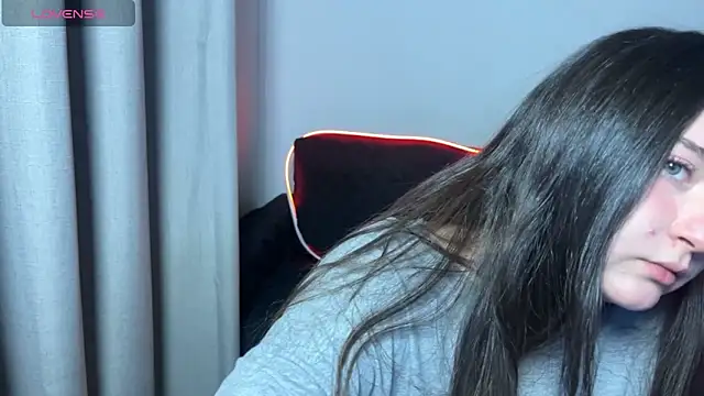 Snapshot of valentinauwu chatting on 10.19.25 valentinauwu online show from 10.19.25