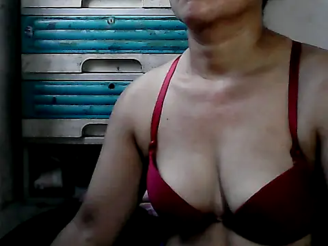 Snapshot of yoursPinayMama1682 chatting on 10.01.25 yoursPinayMama1682 online show from 10.01.25