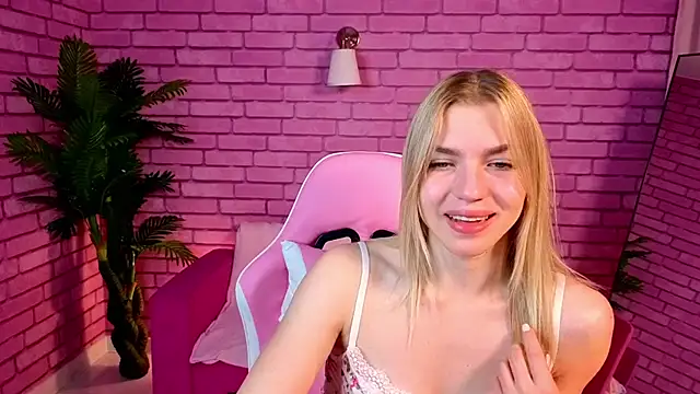 Snapshot of Margo_Robbbie chatting on 10.18.25 Margo Robbbie online show from 10.18.25