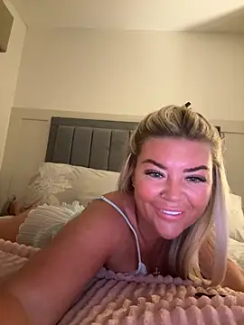 Snapshot of EmilyKingg chatting on 09.10.25 EmilyKingg online show from 09.10.25