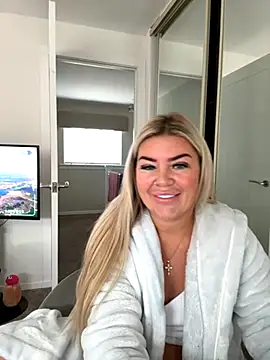 Snapshot of EmilyKingg chatting on 09.19.25 EmilyKingg online show from 09.19.25