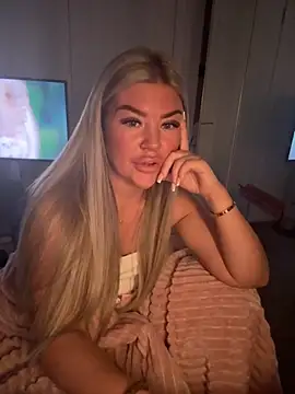 Snapshot of EmilyKingg chatting on 09.29.25 EmilyKingg online show from 09.29.25
