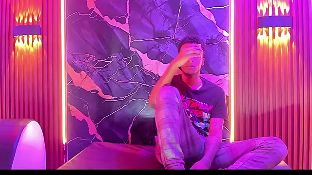 Dinasty Moon  online show from 10.17.25