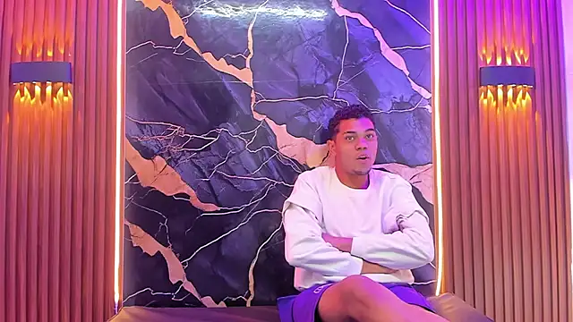 Dinasty Moon  online show from 10.18.25