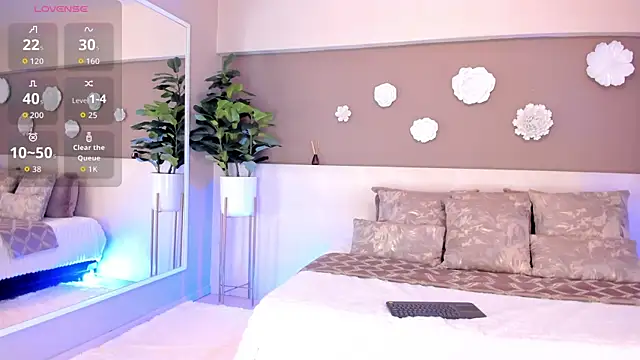 Snapshot of VictoriaShelby chatting on 10.11.25 VictoriaShelby online show from 10.11.25