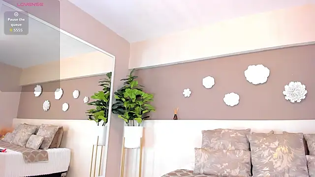 Snapshot of VictoriaShelby chatting on 10.13.25 VictoriaShelby online show from 10.13.25