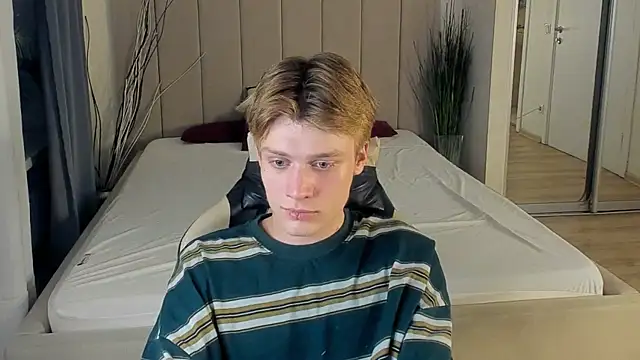 Snapshot of LouieEvans chatting on 09.29.25 LouieEvans online show from 09.29.25