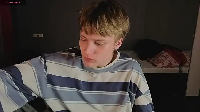 Snapshot of LouieEvans chatting on 10.09.25 LouieEvans online show from 10.09.25