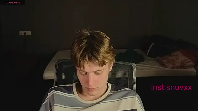 Snapshot of LouieEvans chatting on 10.10.25 LouieEvans online show from 10.10.25