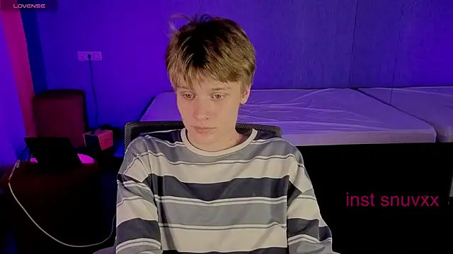 Snapshot of LouieEvans chatting on 10.10.25 LouieEvans online show from 10.10.25