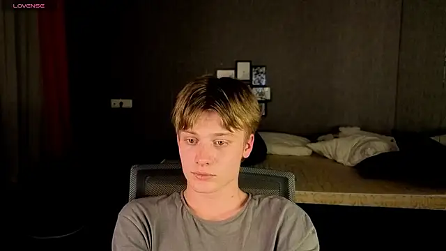 Snapshot of LouieEvans chatting on 10.12.25 LouieEvans online show from 10.12.25