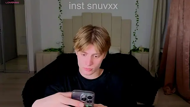 Snapshot of LouieEvans chatting on 10.29.25 LouieEvans online show from 10.29.25