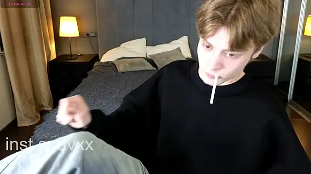 Snapshot of LouieEvans chatting on 11.09.25 LouieEvans online show from 11.09.25