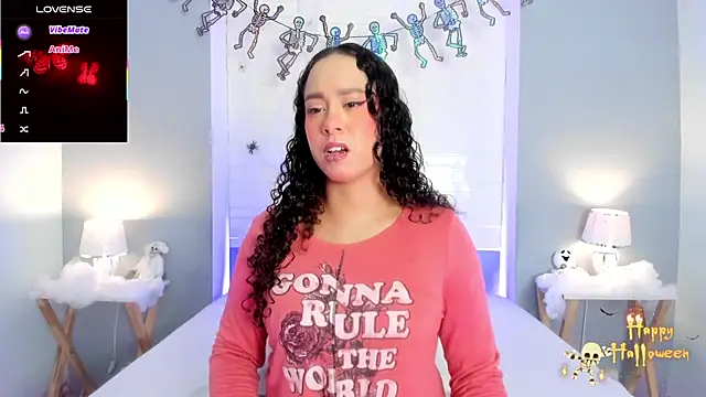 EverlyMooree online show from 10.29.25