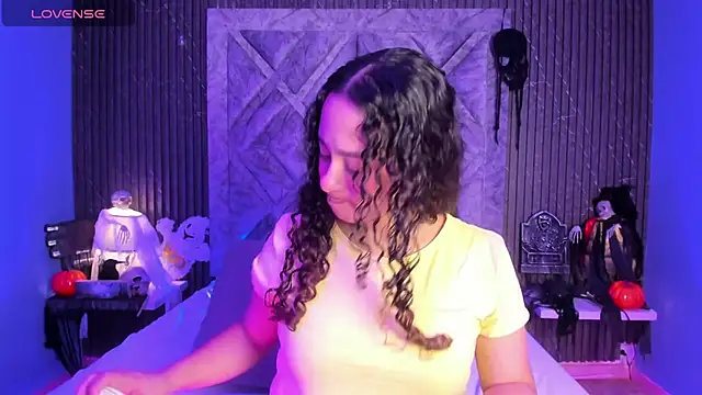 EverlyMooree online show from 11.01.25