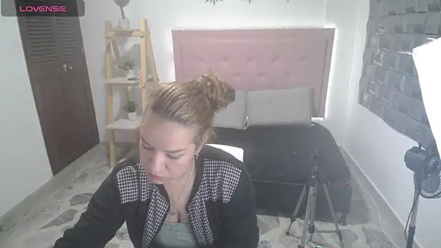 Dulce  Lovee online show from 12.02.25