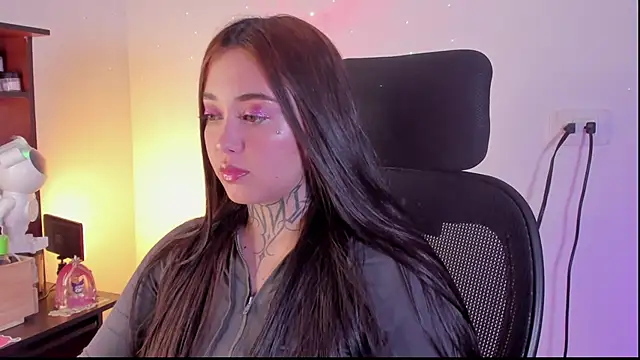 Snapshot of SofiaBermudez chatting on 10.18.25 SofiaBermudez online show from 10.18.25