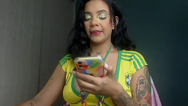 Snapshot of ObeyVal chatting on 10.11.25 ObeyVal online show from 10.11.25