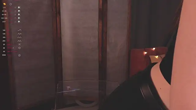 Snapshot of glowwww_ chatting on 09.29.25 glowwww online show from 09.29.25