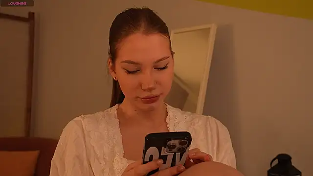 Snapshot of glowwww_ chatting on 10.17.25 glowwww online show from 10.17.25