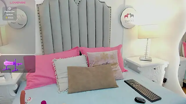 Snapshot of CherryVelvet19 chatting on 10.24.25 CherryVelvet19 online show from 10.24.25