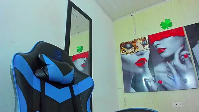 Snapshot of susan_mooree chatting on 10.14.25 susan mooree online show from 10.14.25