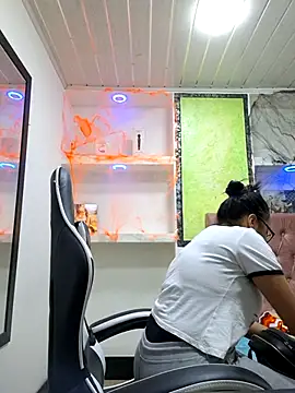 Snapshot of susan_mooree chatting on 10.28.25 susan mooree online show from 10.28.25