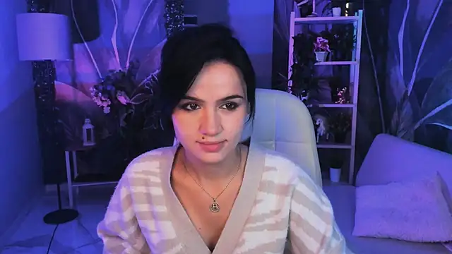 Snapshot of MonicaFarmer chatting on 09.30.25 MonicaFarmer online show from 09.30.25